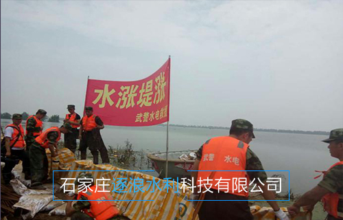 河北沿海地區(qū)，現(xiàn)場(chǎng)為堵水墻建設(shè)工作進(jìn)行中