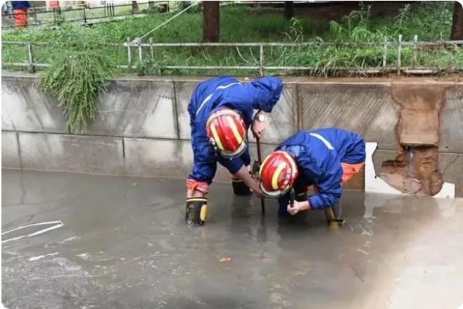 麒麟?yún)^(qū)遭暴雨突襲|部分道路積水嚴(yán)重，消防緊急排澇解憂